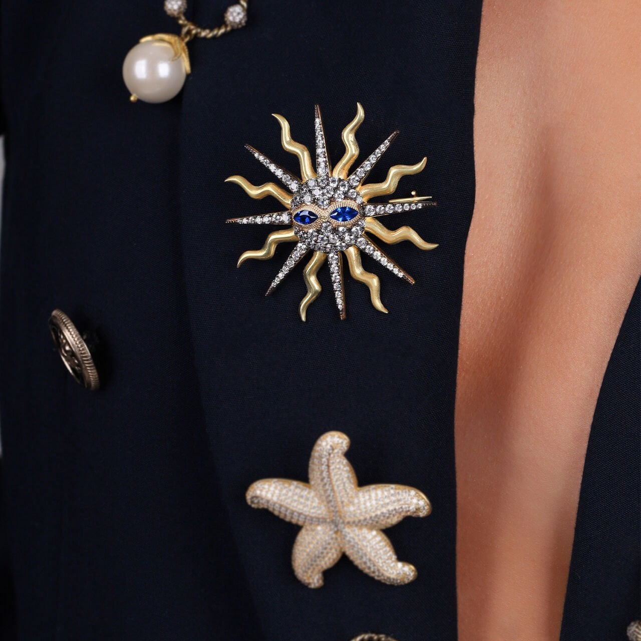 What is a Brooch, Where is it Worn?