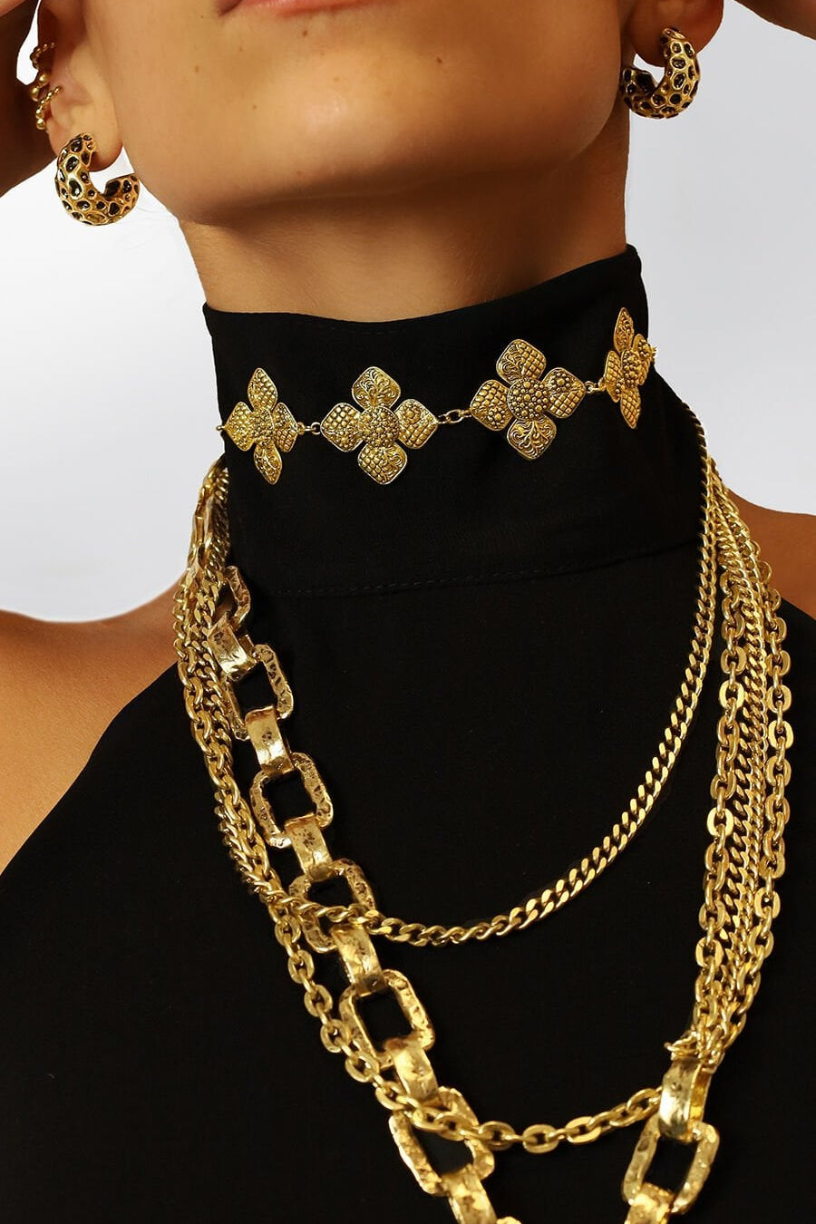 ELYNDRA GOLD CHOKER NECKLACE